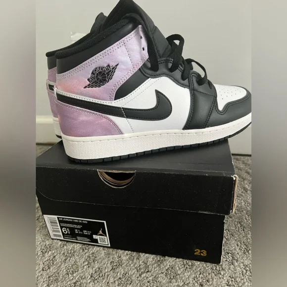 NIB air Jordan 1 mid se so 6.5 youth (women’s 8)